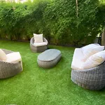 Апартаменты Montmartre En Rez-de-jardin