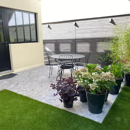 Montmartre En Rez-de-jardin Apartment