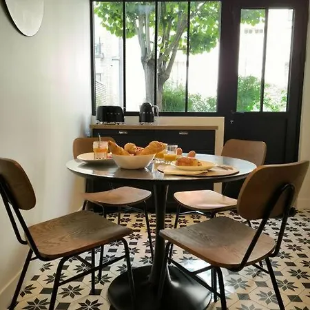 Montmartre En Rez-de-jardin Apartment