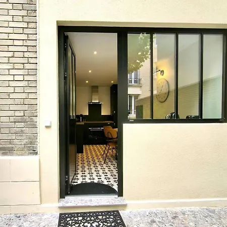 Montmartre En Rez-de-jardin Apartment *