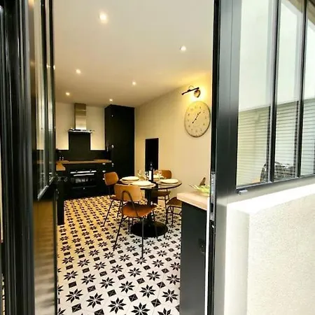 Montmartre En Rez-de-jardin Apartment *