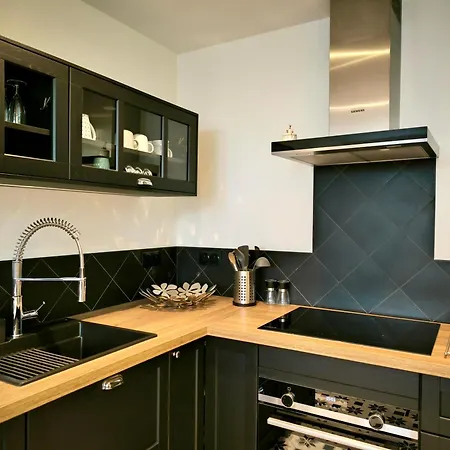 Montmartre En Rez-de-jardin Appartamento *