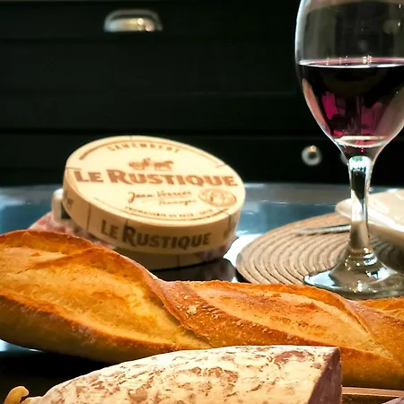 Montmartre En Rez-de-jardin Appartamento *