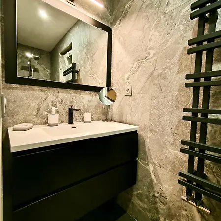 Montmartre En Rez-de-jardin Appartamento